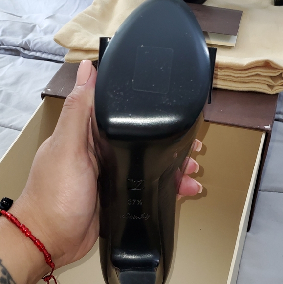 Louis Vuitton True Vernis Monogram Pumps - Picture 4 of 6